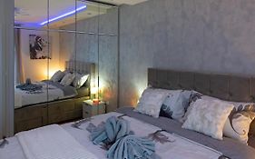 Enna - New And Cosy With Private Parking
